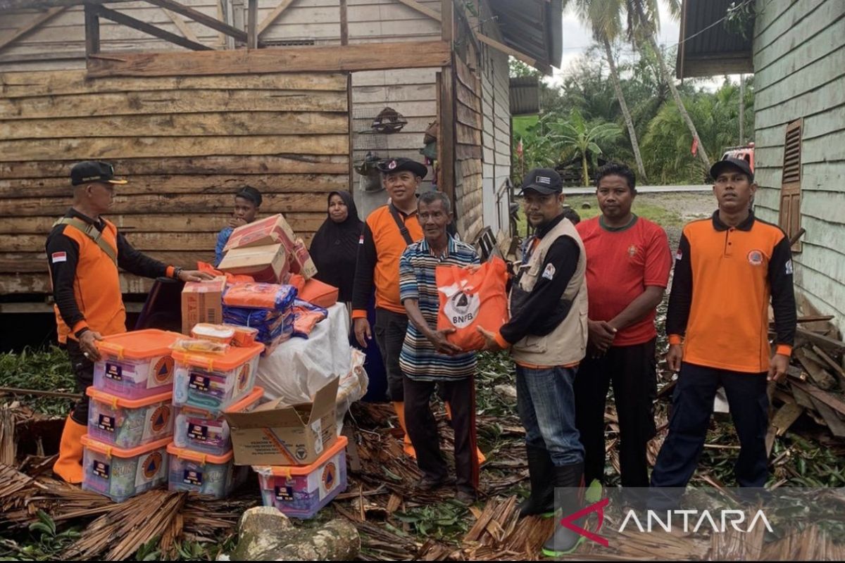 Pemkab Aceh Barat salurkan bantuan untuk korban angin kencang