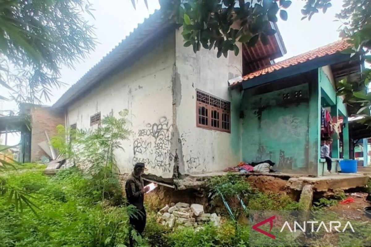 BPBD Bekasi ajukan perbaikan rumah terdampak longsor di Kampung Cicadas