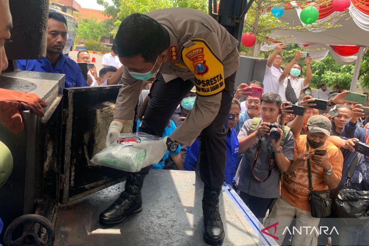 Polresta Sidoarjo musnahkan 30 kilogram barang bukti sabu