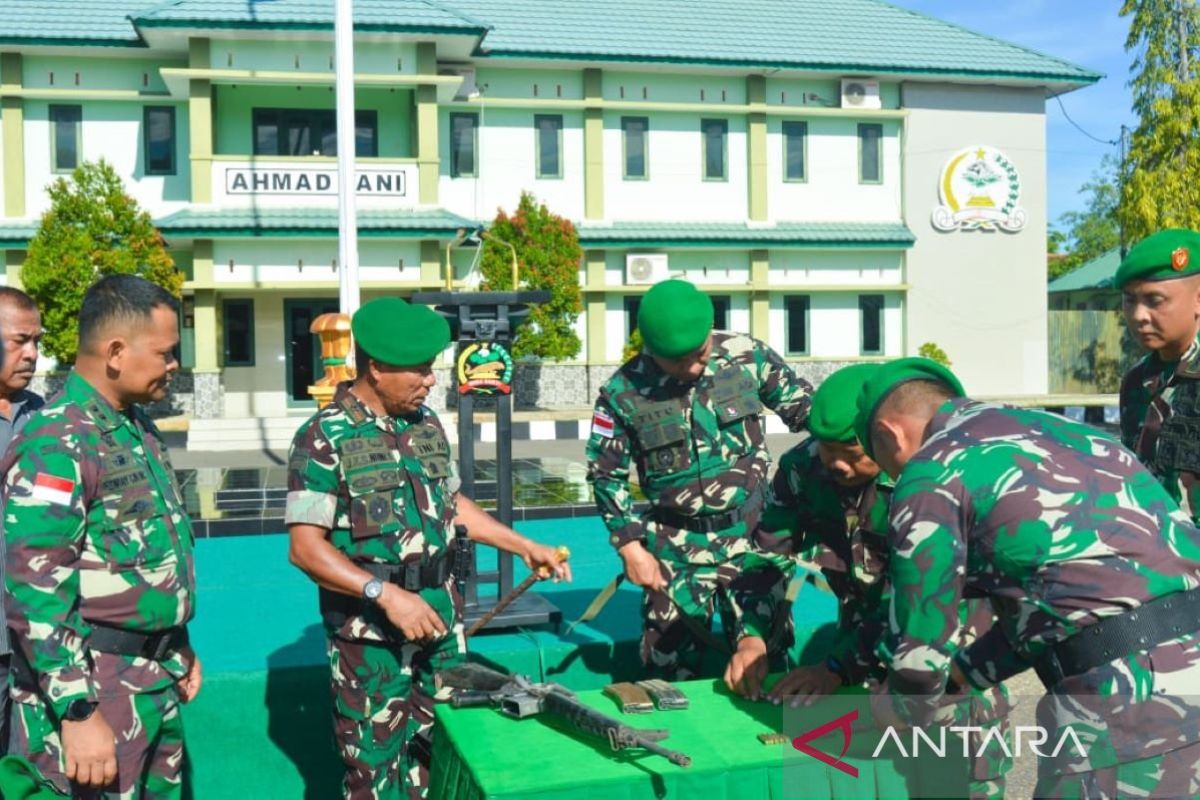 Warga serahkan senjata organik dan peluru ke Danrem 161/Wira Sakti