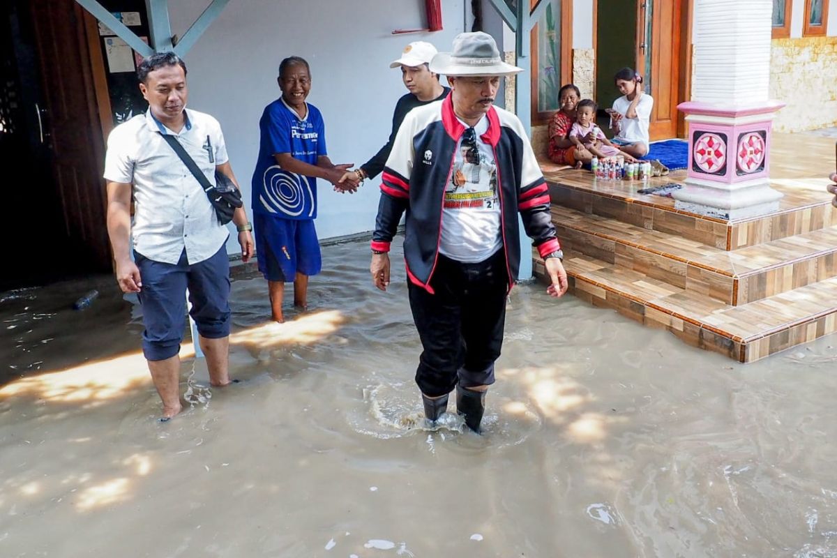 Paslon Maidi-Panuntun salurkan bantuan bagi korban banjir Madiun