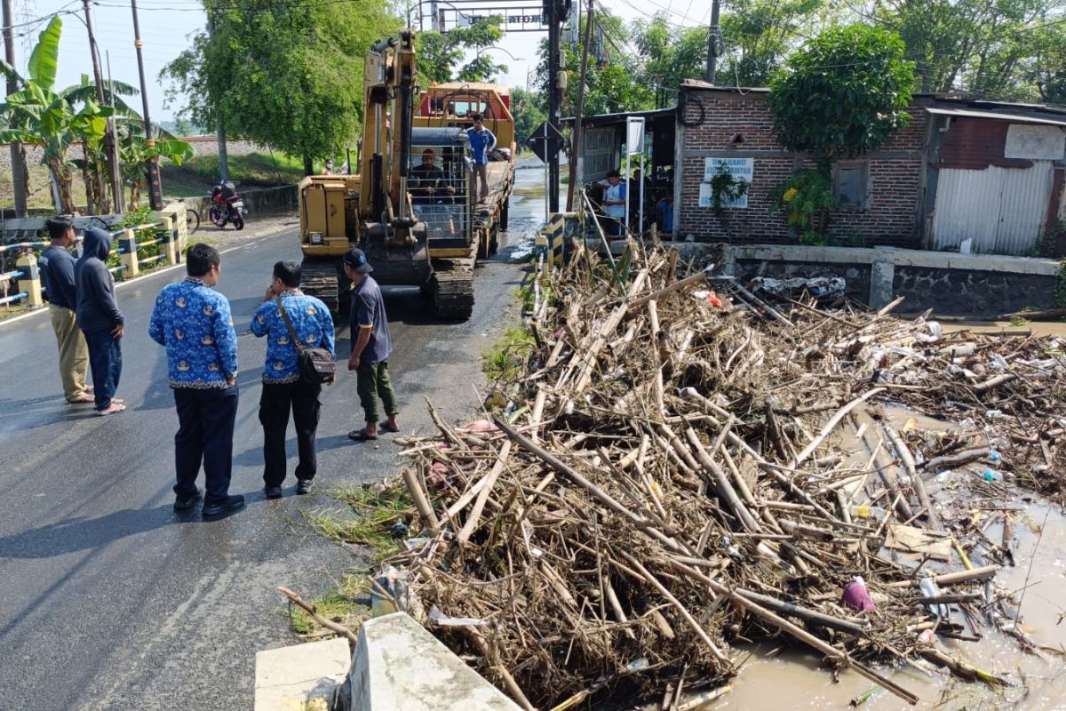 BPBD Madiun bersihkan sampah di aliran sungai kurangi dampak banjir