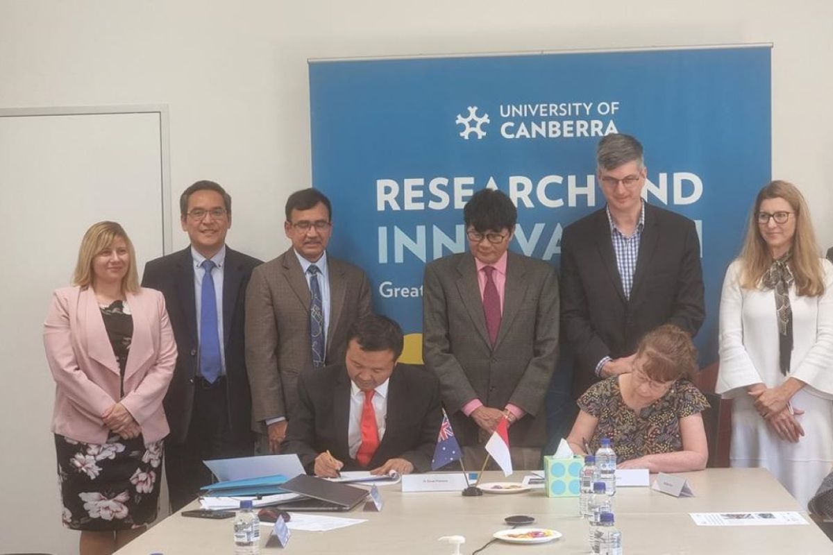 UNS-Universitas Canberra teken MoU penelitian bis listrik