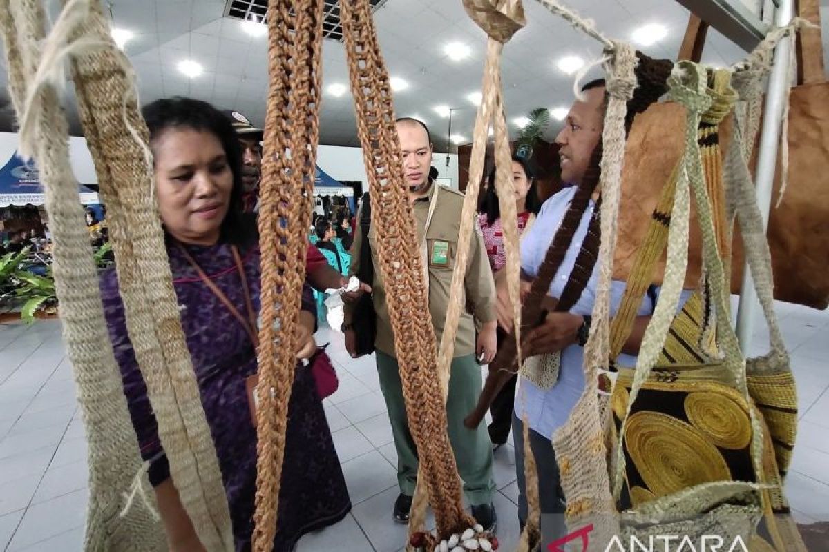 Sanggar Reymay-Universitas Ottow Geissler kolaborasi menjaga seni noken