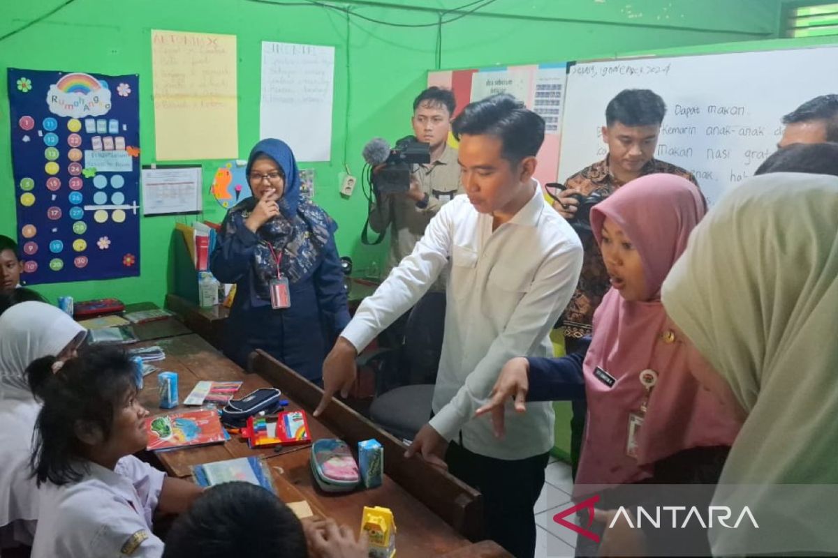 Gibran kembali tinjau uji coba MBG di SLBN 5 dan SDN 15 Jakarta Barat