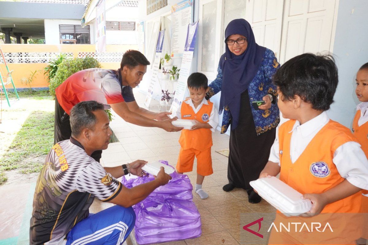 Lanud Sjamsudin Noor distribusikan 351 porsi makanan bergizi gratis ke sekolah