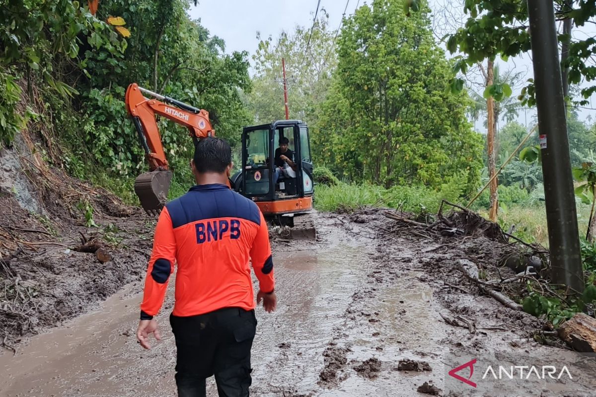 BPBD OKU Selatan bersihkan longsor di jalan Desa Talang Duku