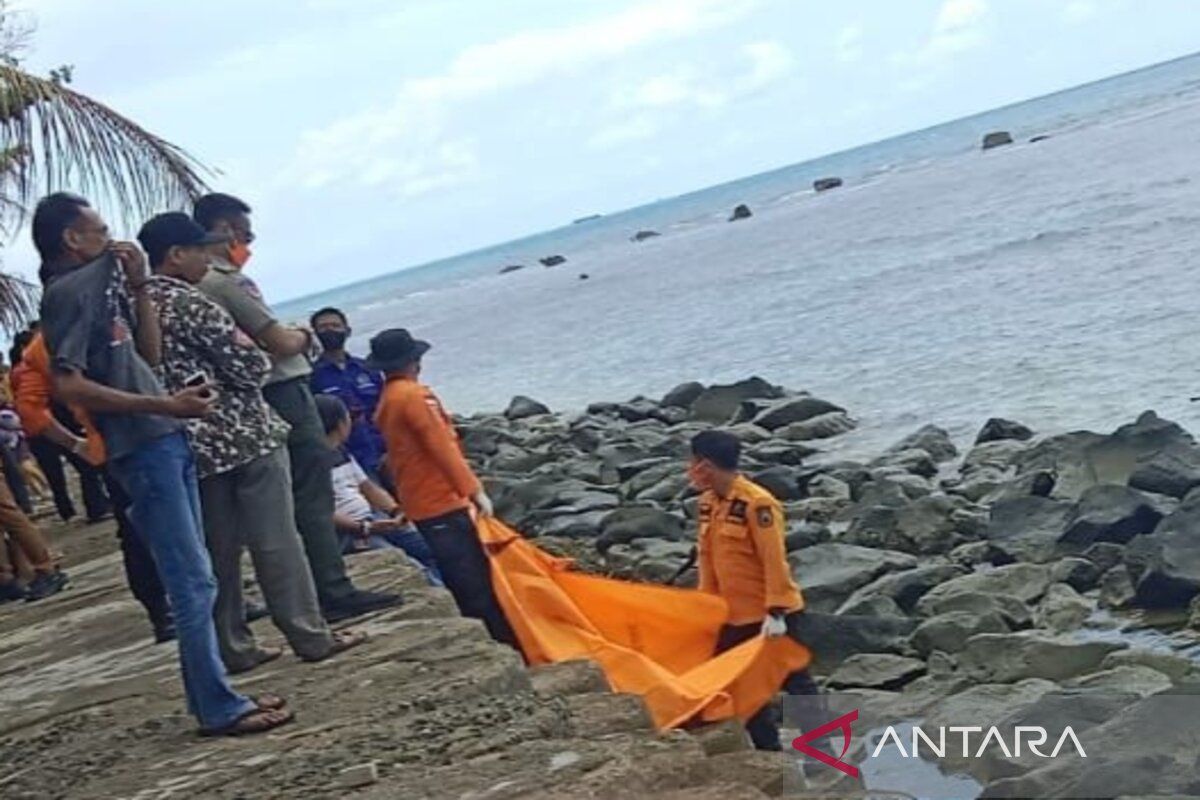 Tim SAR gabungan evakuasi mayat tanpa identitas di Pesisir Lampung Selatan