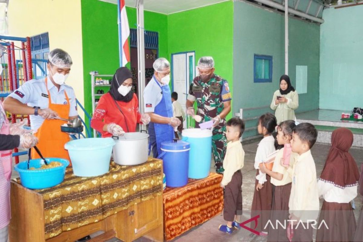 Sjamsudin Noor Air Base distributes free nutritious meal to schools