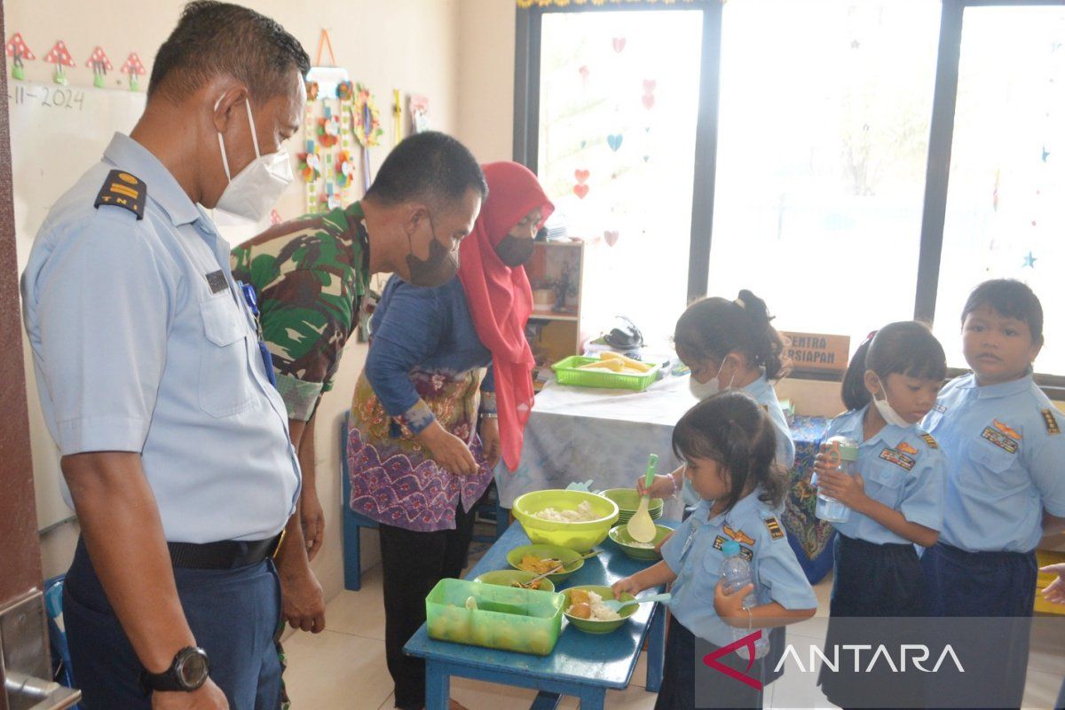 Lanud Sjamsudin Noor sajikan ratusan porsi makanan bergizi untuk anak sekolah