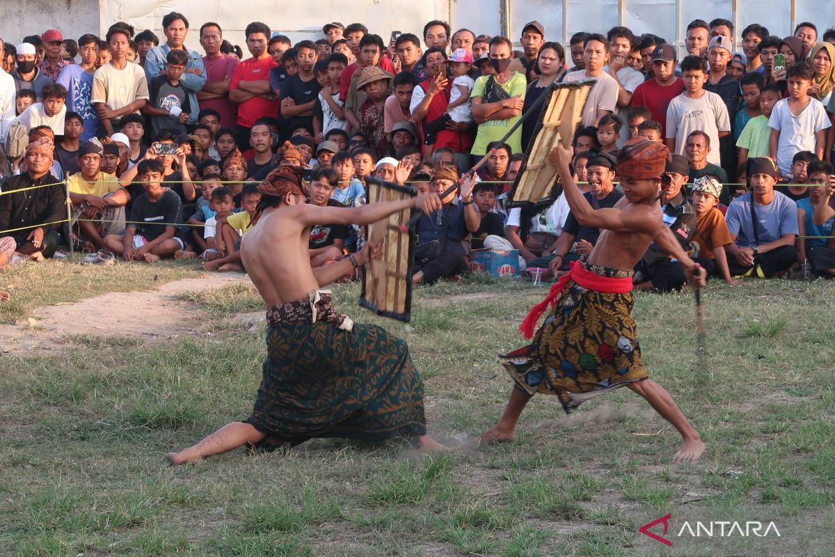 Membangkitkan pariwisata lewat peresean