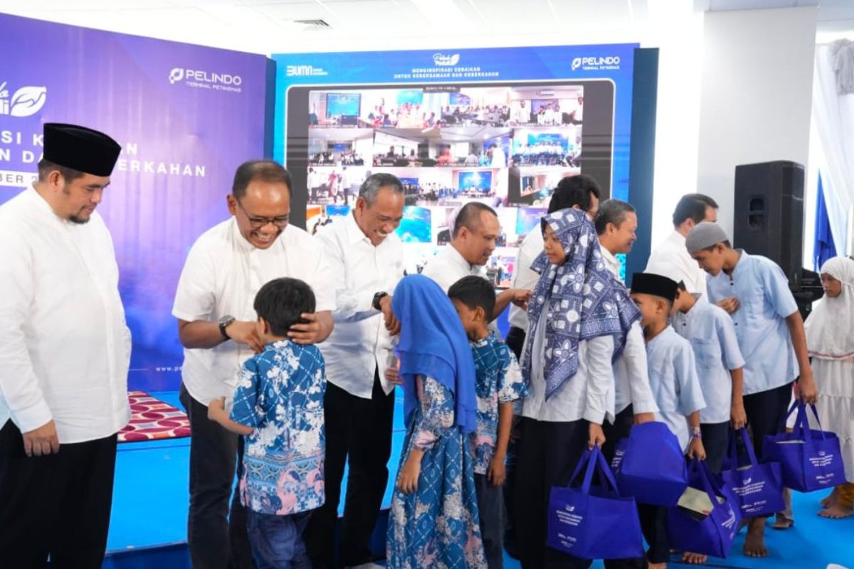 Pelindo Petikemas beri santunan anak yatim dan bantuan sarana ibadah