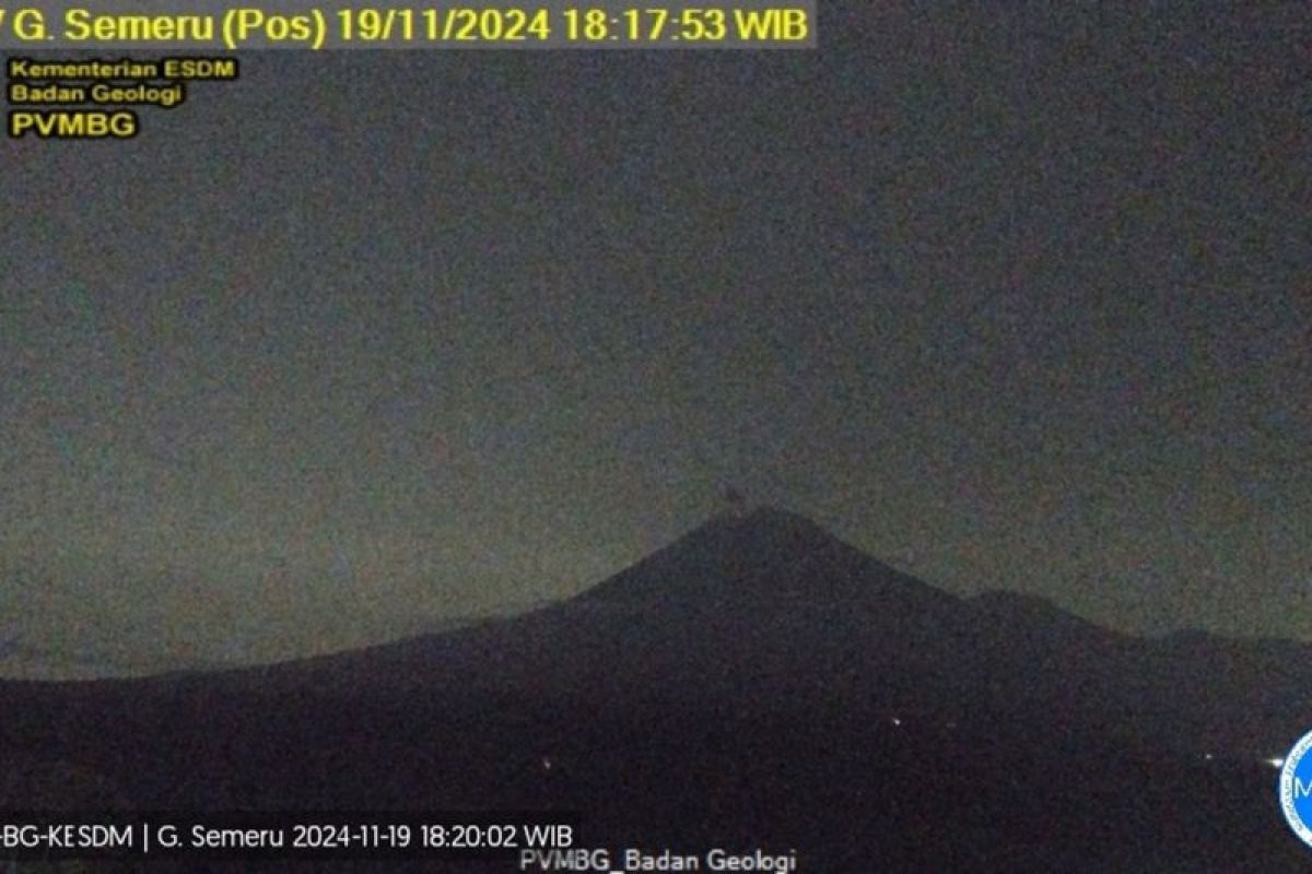 Gunung Semeru erupsi disertai letusan setinggi 500 meter