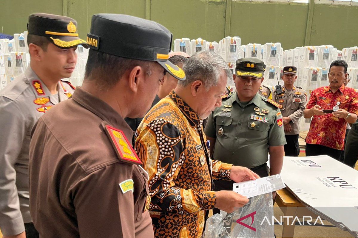 Penjabat Bupati Temanggung tinjau logistik  Pilkada 2024