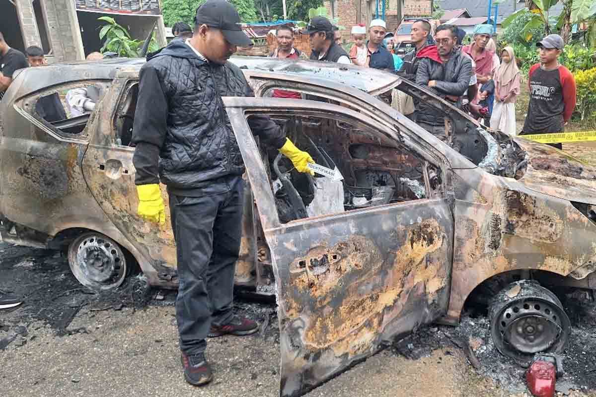 Mobil timses Cabup Aceh Timur Sulaiman Tole dibakar