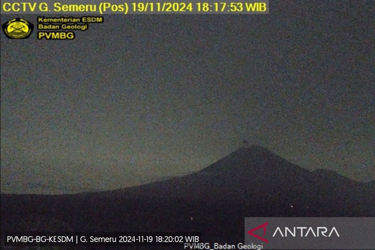 Gunung Semeru erupsi dengan letusan setinggi 500 meter