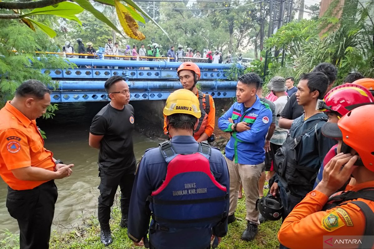 Tim SAR sisir kali di Cibinong cari balita tenggelam saat berburu kepiting