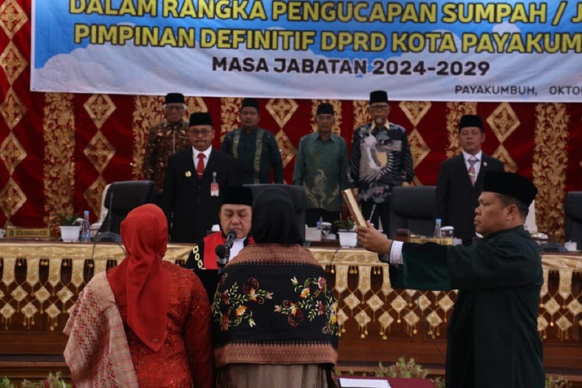 Pj Wako Payakumbuh hadiri pengambilan sumpah pimpinan DPRD