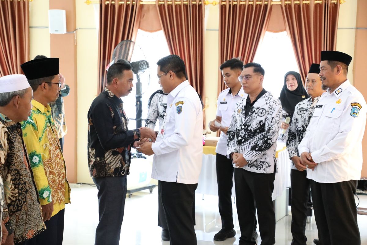 Pj Bupati HSS serahkan tali asih kepada 150 anggota PGRI purna tugas