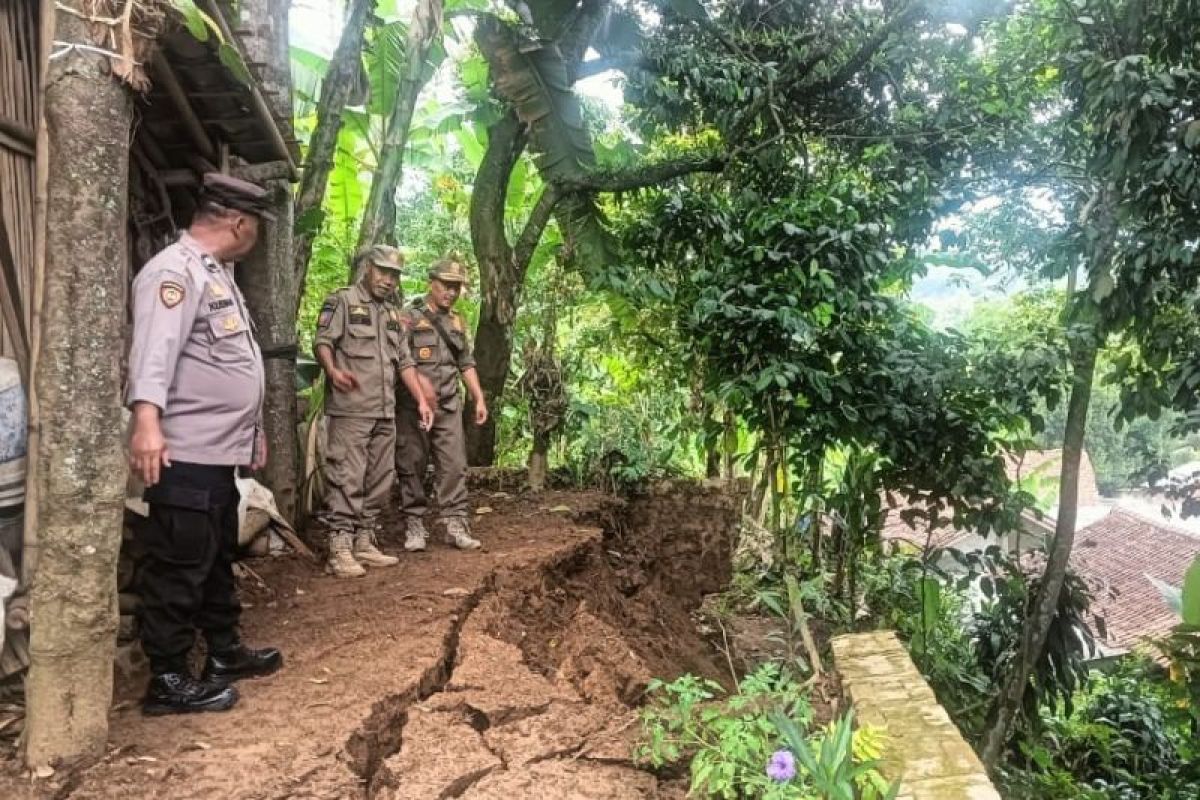 Bencana tanah longsor di Kampung Cisarandi gerus halaman rumah warga