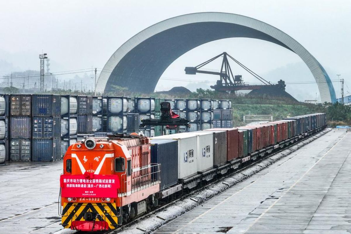 China Railway luncurkan uji coba pengangkutan baterai EV via kereta