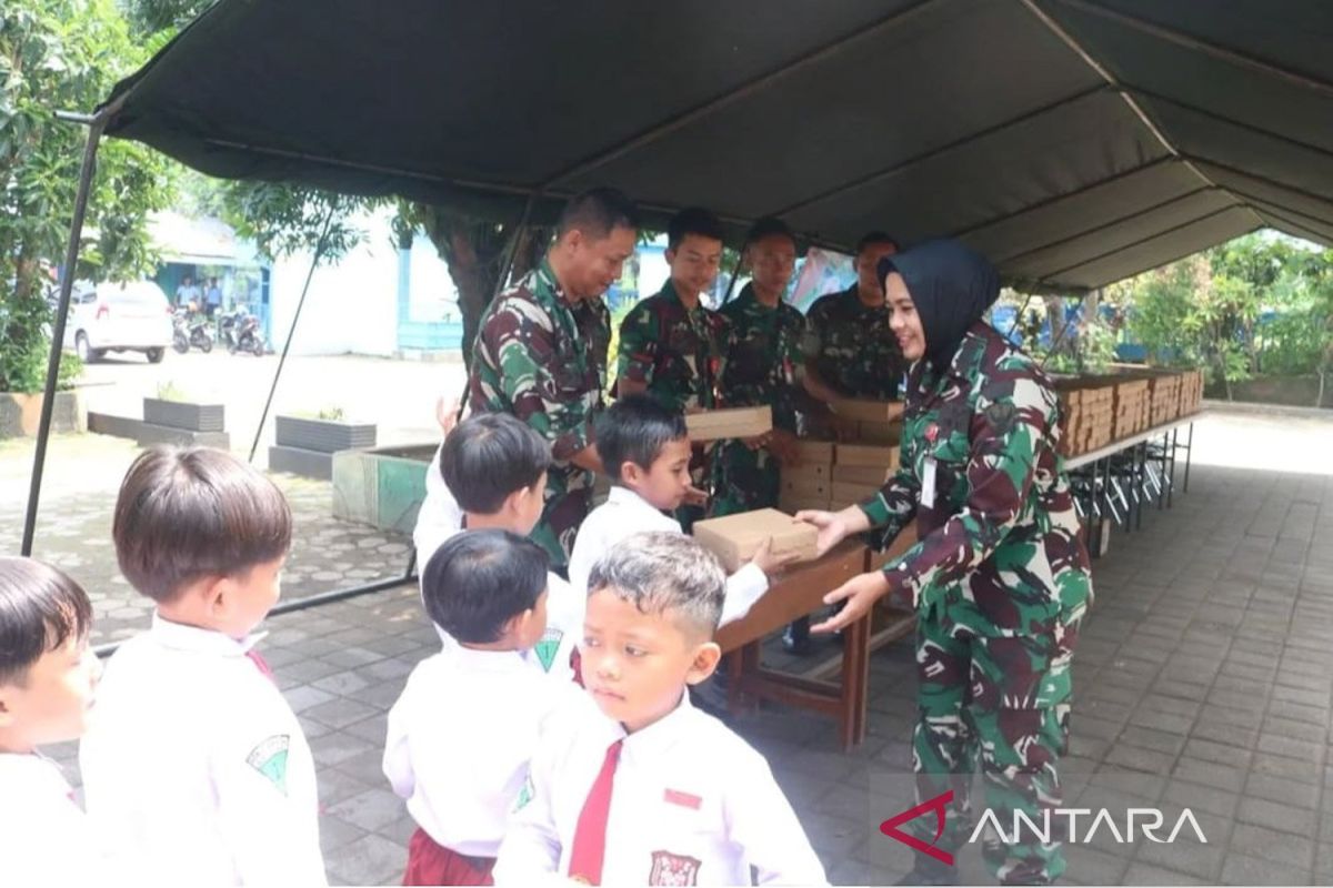 TNI AU uji coba makan bergizi gratis untuk siswa TK dan SD di Malang