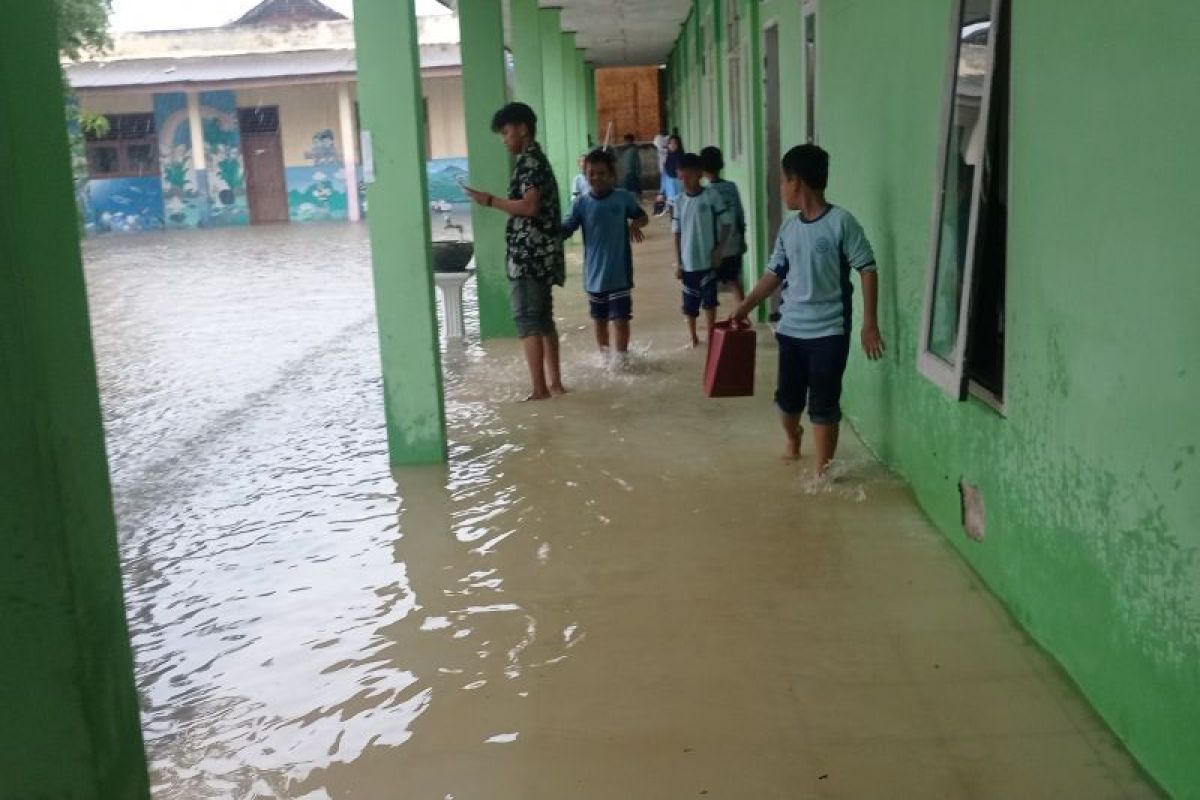 Hujan deras, pemukiman di Lebak dilanda banjir