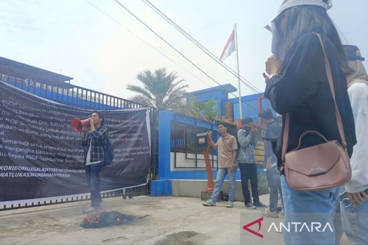 Mahasiswa geruduk KSOP Samarinda, tuntut hentikan koridor batu bara ilegal