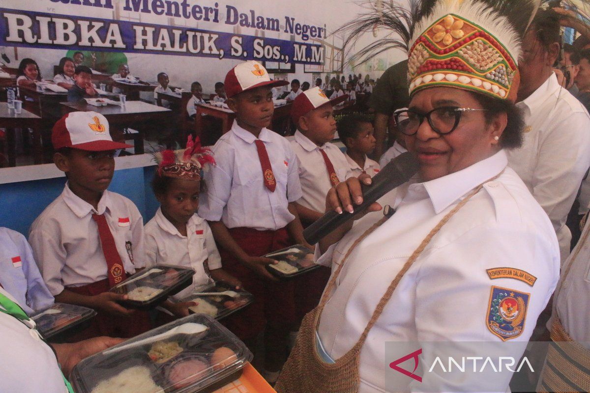 Wamendagri canangkan makan bergizi di SD Dobonsolo Sentani