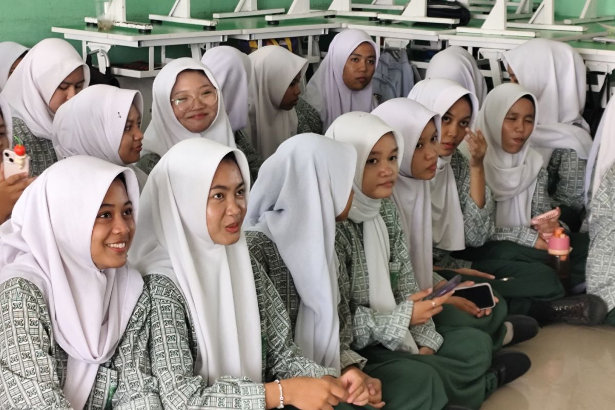 Astra Motor Kalbar gelar Safety Riding #Cari_aman di SMA Mujahidin