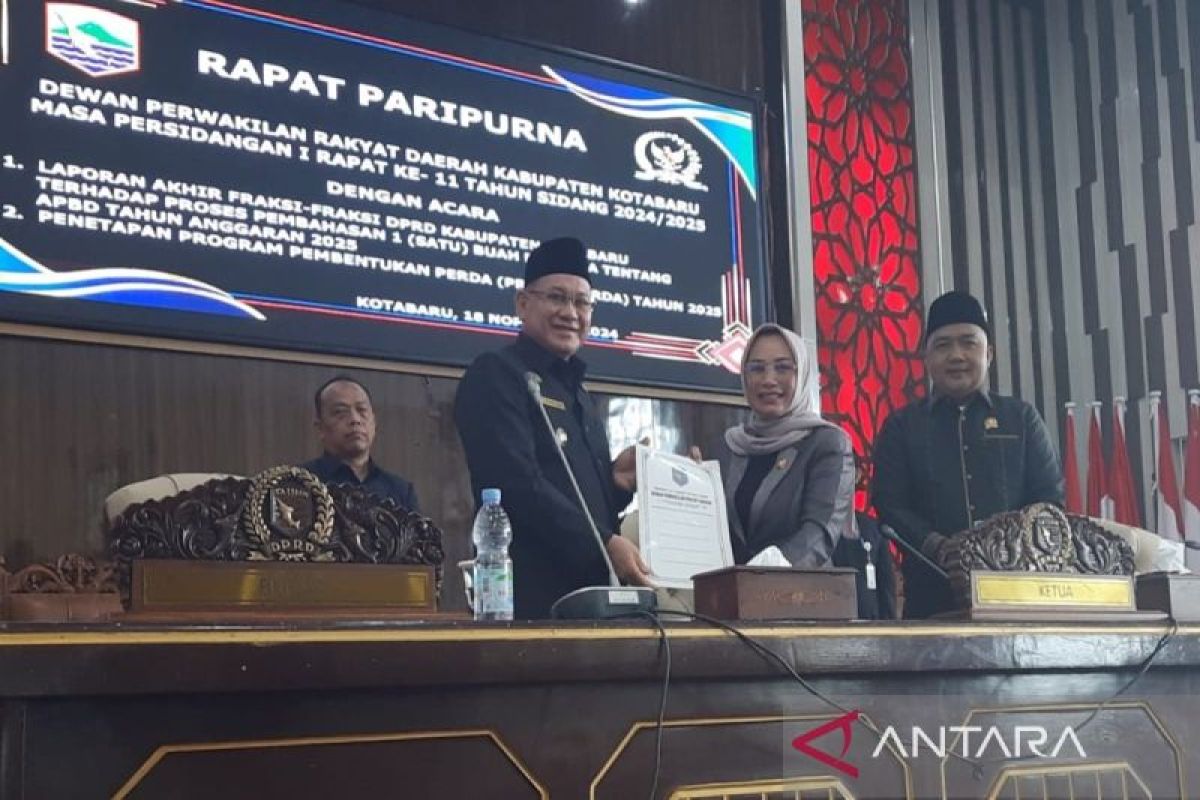 DPRD Kotabaru sampaikan laporan ahir pembahasan satu buah raperda   APBD 2025