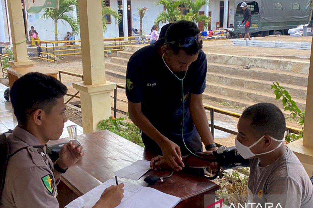 Kesehatan pengungsi Lewotobi rutin dicek,  batuk dan ISPA mendominasi