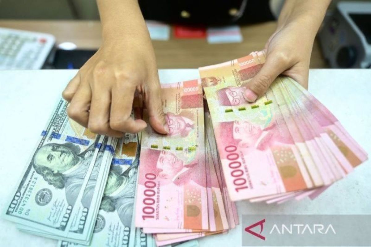 Rupiah melemah di tengah memanasnya konflik Ukraina dan Rusia