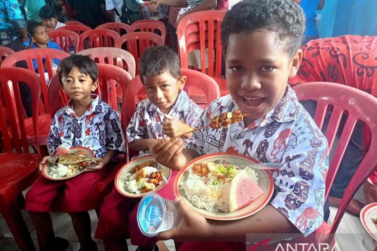 Pemprov PBD beri ikan kepada siswa SD untuk Makan Bergizi Gratis