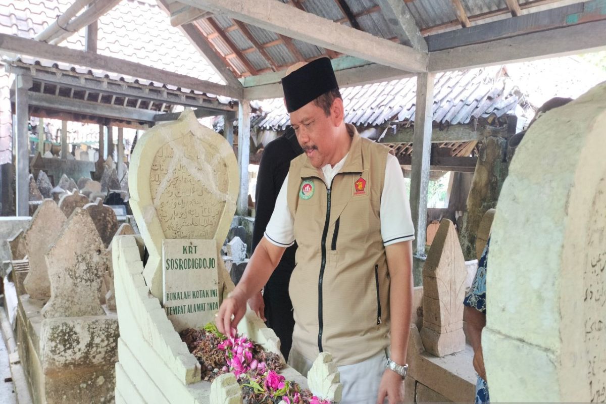 Calon Bupati Kulon Progo Marija ziarah kubur pendiri dan penerus Kulon Progo