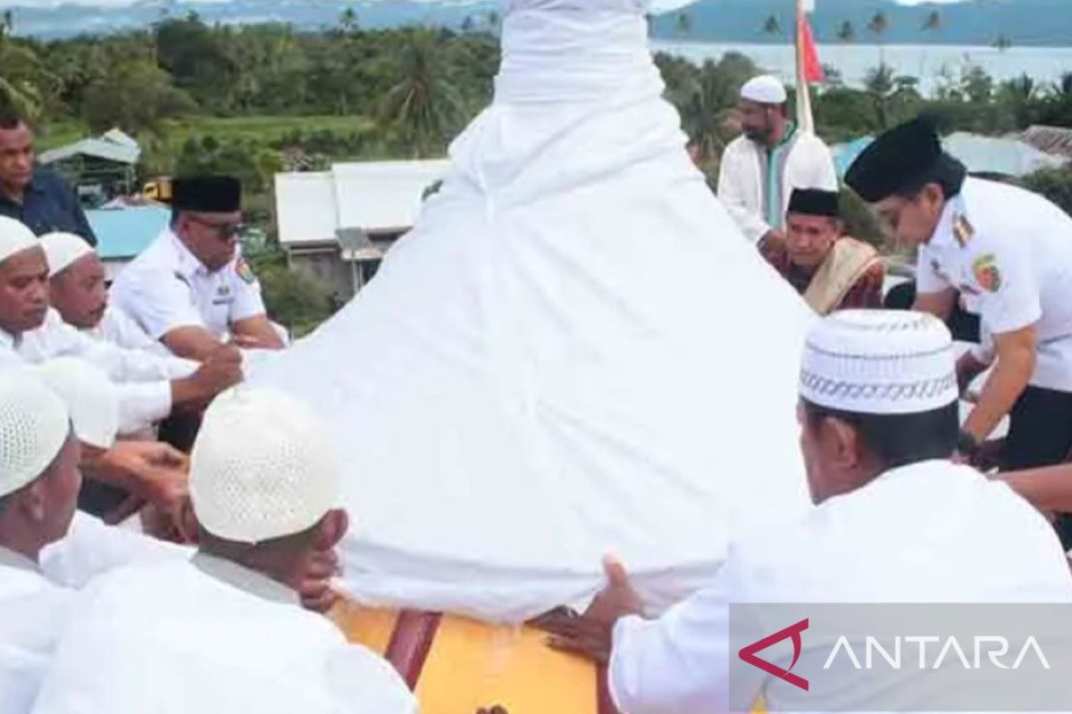 Pj Gubernur Maluku ajak masyarakat SBB Jadikan Masjid pusat pengembangan kesejahteraan