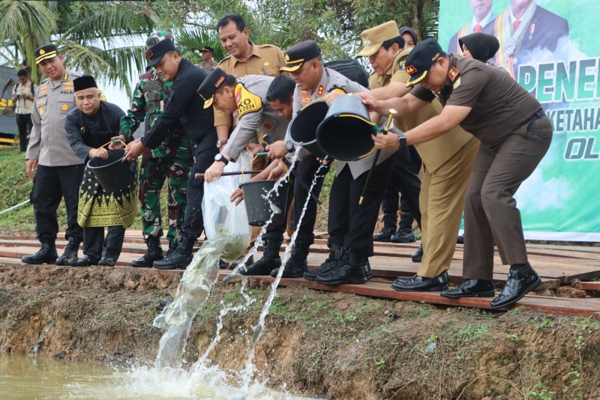 Dukung ketahanan pangan di Rohul, Kapolda Riau lepas 20 ribu benih ikan