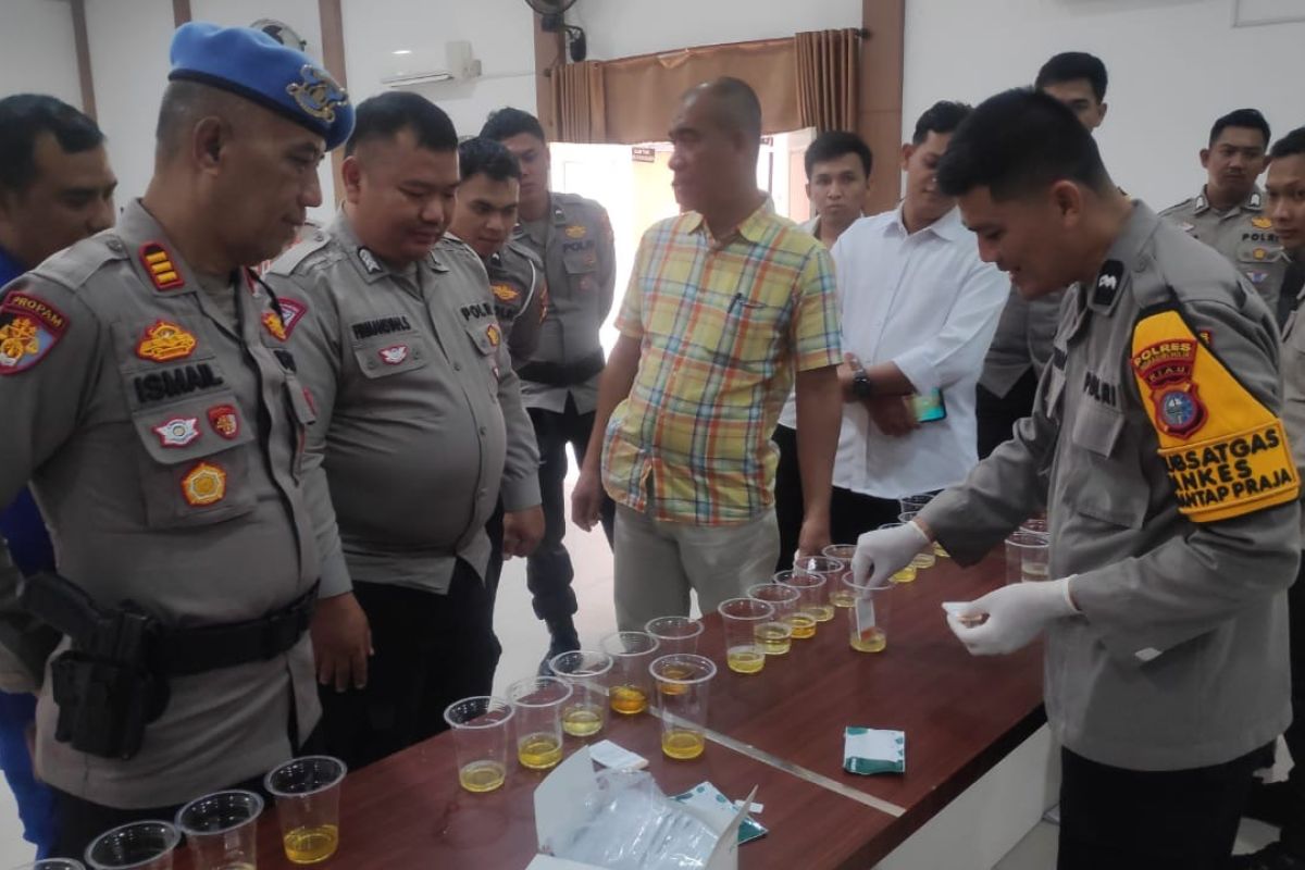 Antisipasi penggunaan narkoba, Personel Polres Inhil cek urine