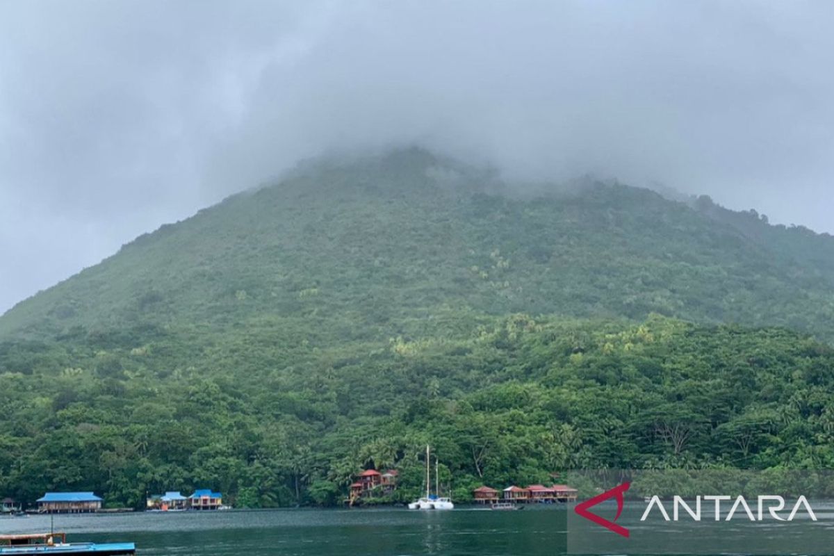 Masuk level waspada, Pemkab Malteng imbau warga tetap tenang atas aktivitas gunung Banda