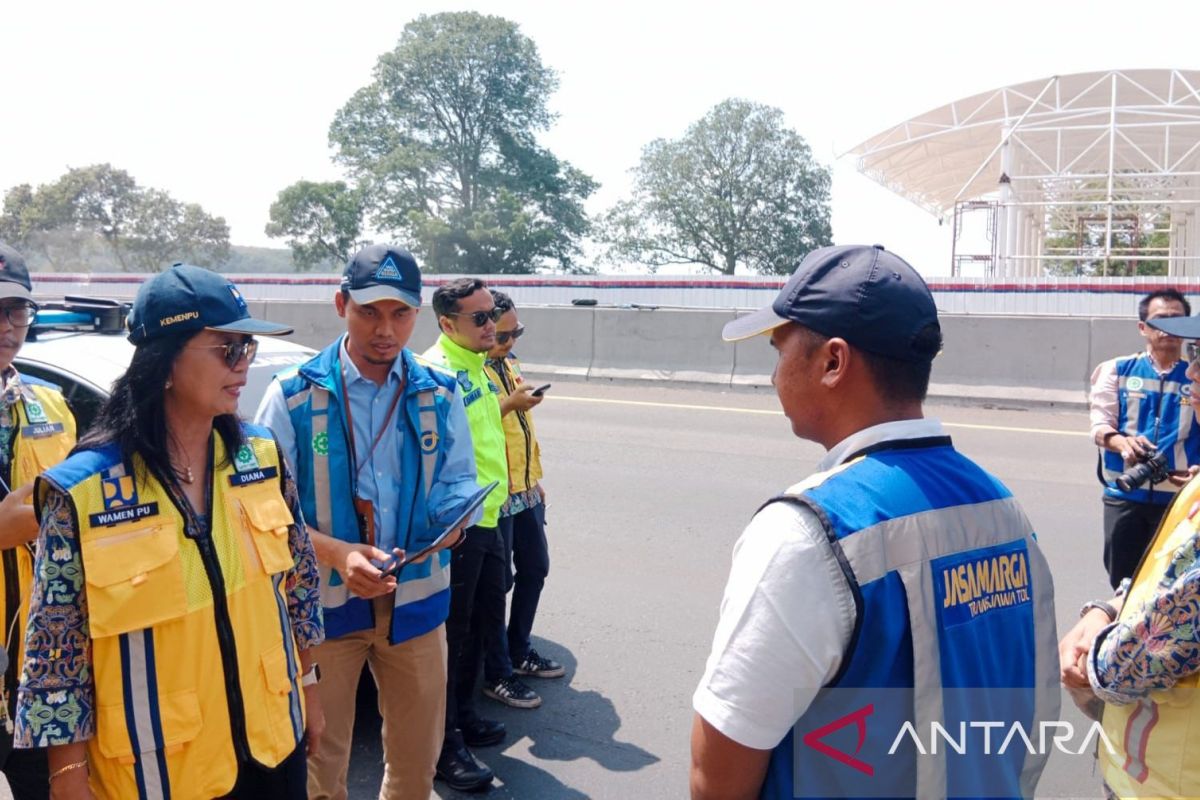 Wamen PU tinjau Jalan Tol Jakarta-Cikampek jelang Natal dan Tahun Baru 2025