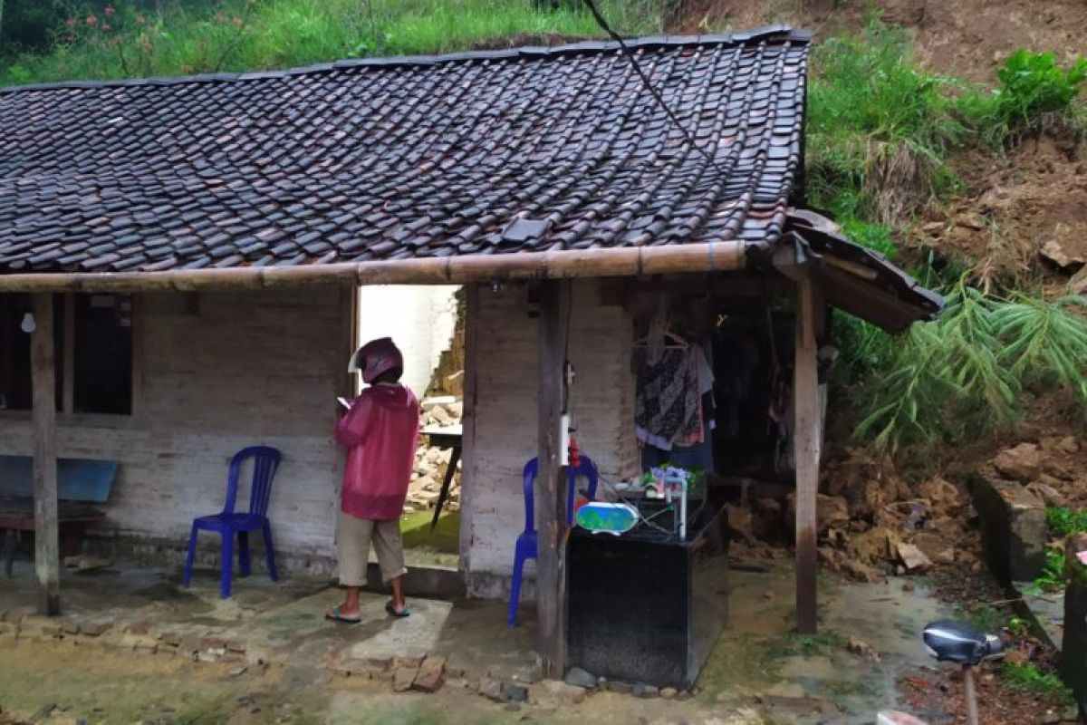 Dua rumah rusak parah akibat longsor di Trenggalek