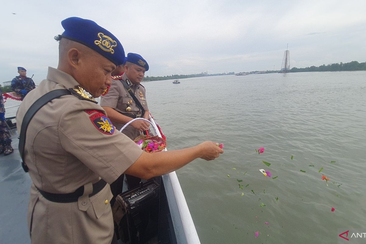 Ditpolairud Polda Babel tabur bunga peringati HUT Ke-74 Polairud