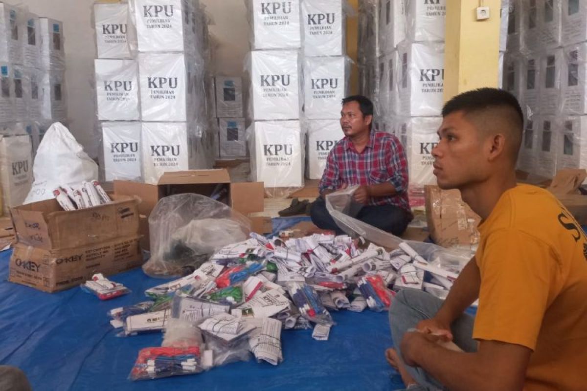 KPU Pasaman Barat distribusikan logistik ke PPK pada 24 Nobember