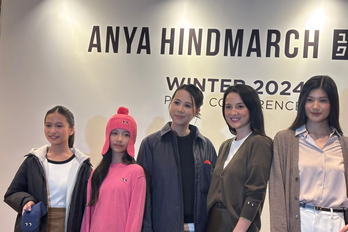 UNIQLO hadirkan koleksi kolaborasi perdana Anya Hindmarch di Indonesia