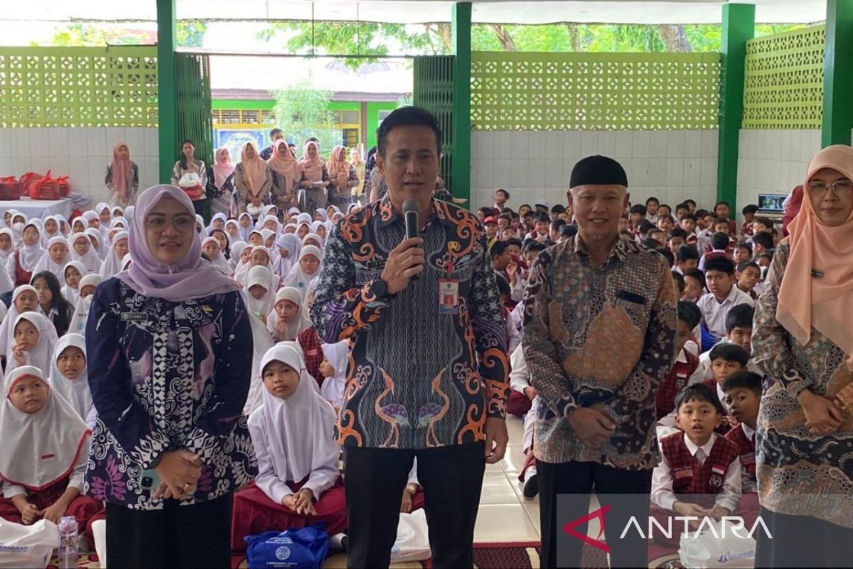 DKP Kaltim gelar makan ikan gratis  bagi siswa SD di Samarinda