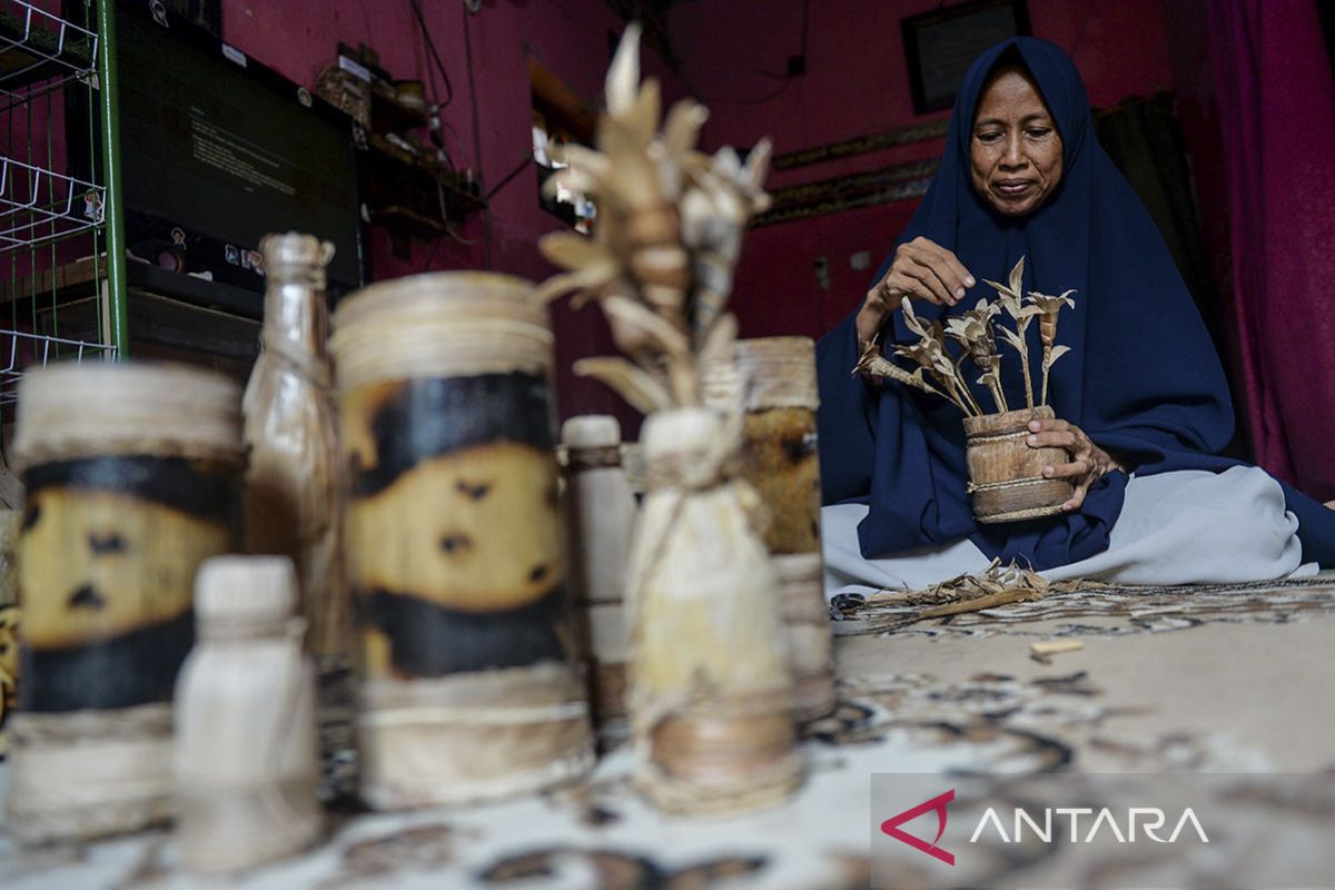 Kerajinan hiasan dari limbah pelepah pisang