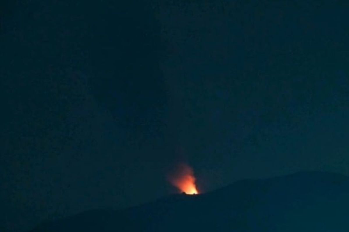 Gunung Ibu di Halmahera Barat lontarkan lava pijar