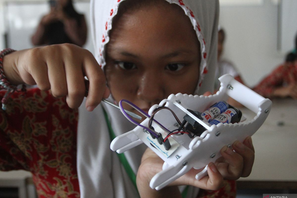 Pelatihan robotika siswa SD di Malang