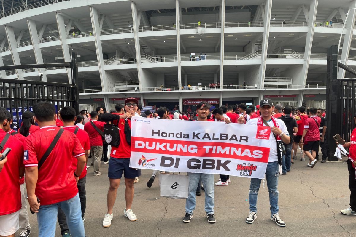 Konsumen Asmo Kalbar nonton langsung laga Timnas di Stadion GBK