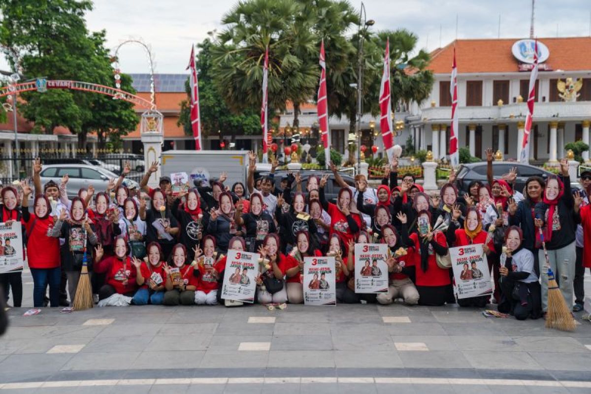 Relawan Risma-Gus Hans aksi simpatik bagi-bagi Mawar Putih di Surabaya